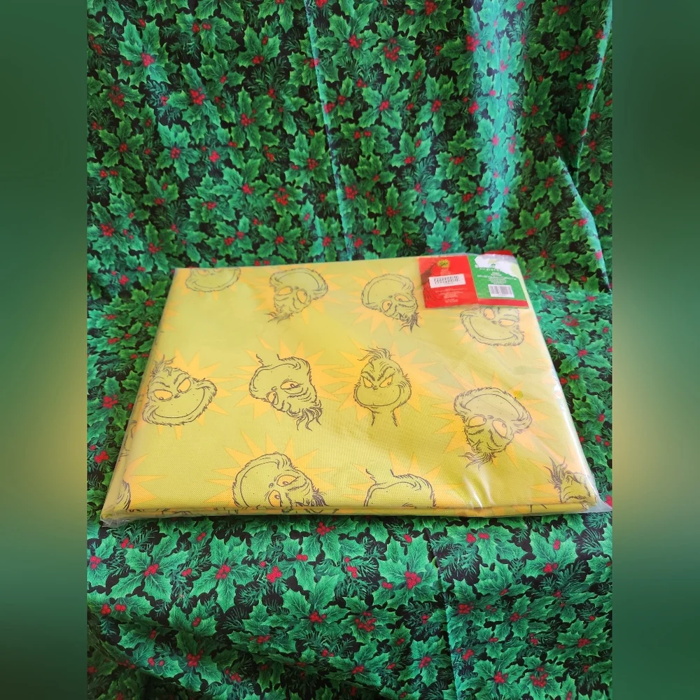 Grinch Vinyl Tablecloth Decor NIP